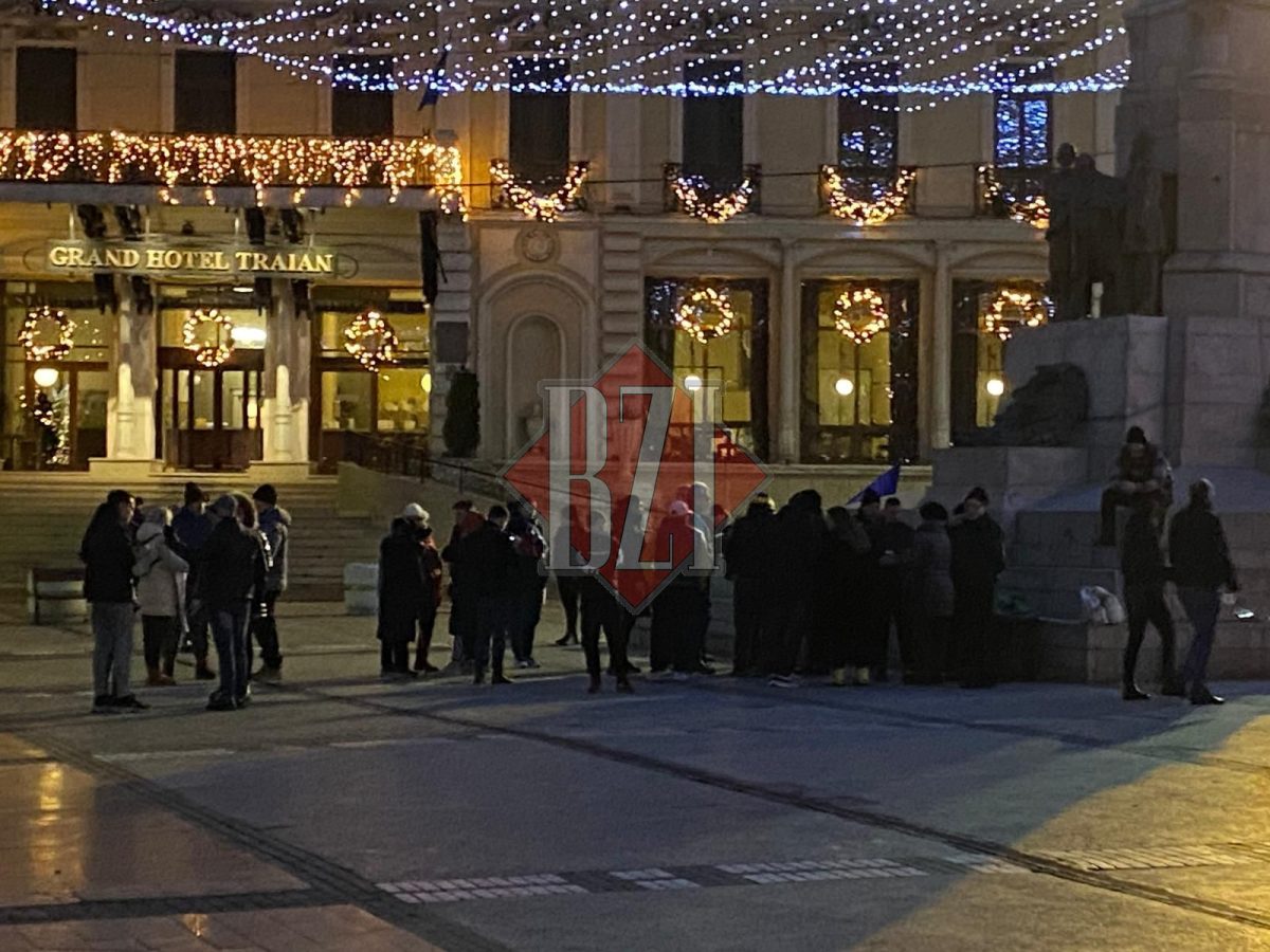 A doua zi de proteste, în Piata Unirii. Ieșenii cer reluarea turului II al alegerilor prezidențialie