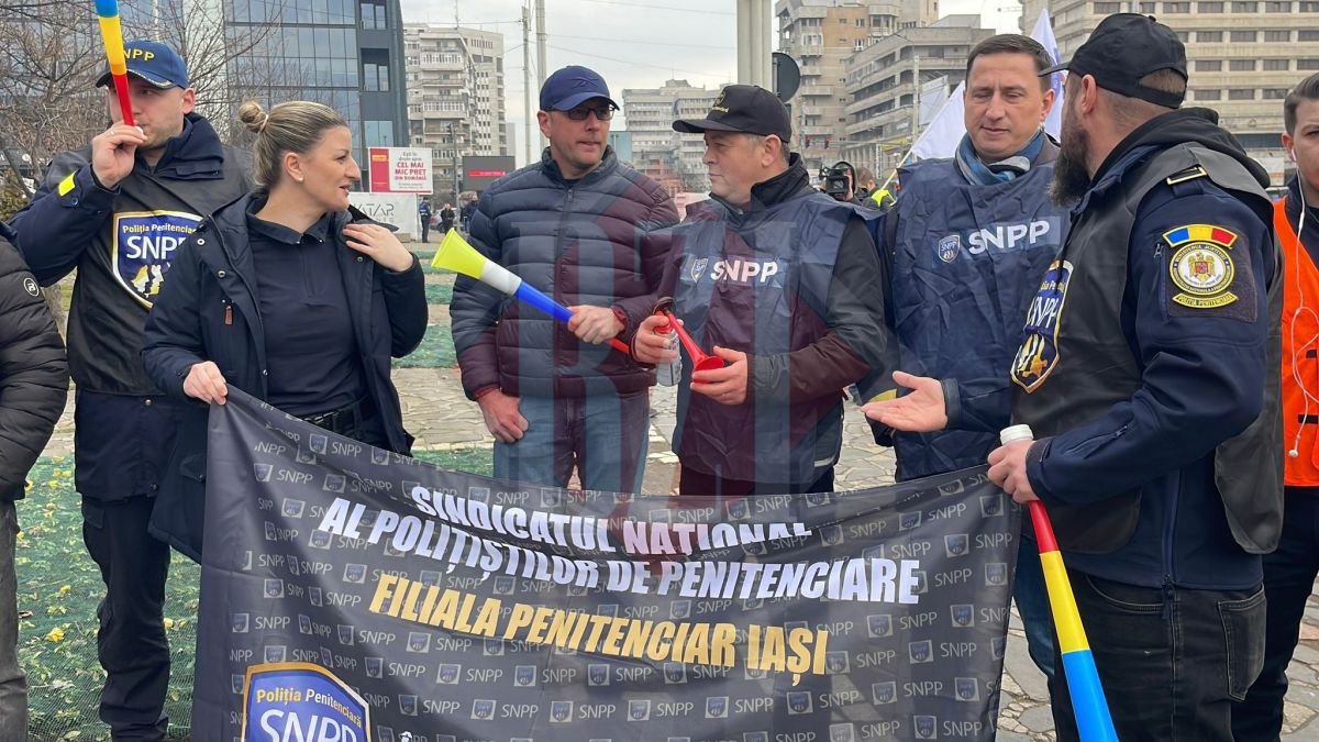 Protest în fața Prefecturii Iași! Angajaţii din poliţie, penitenciare şi militarii rezervişti au ieșit în stradă – LIVE VIDEO
