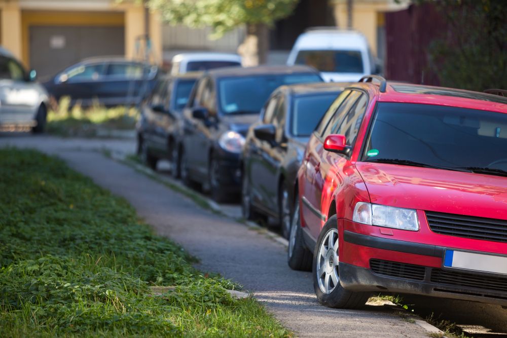 Mulți șoferi încalcă o regulă importantă de parcare! Amenzile sunt uriașe pentru cei care fac asta