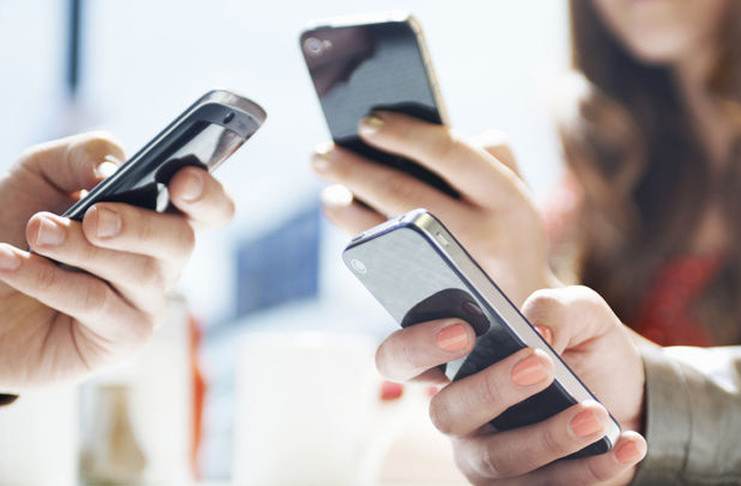 Avertisment pentru românii care au abonamente la telefonie mobilă! Cum pot rămâne fără bani în conturi