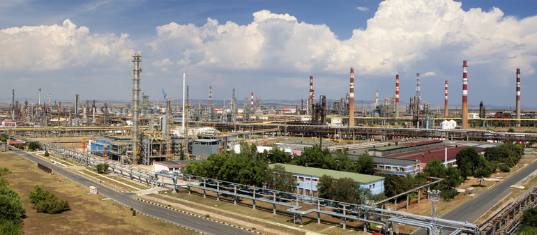 Compania Rompetrol vrea să preia rafinăria Lukoil din Bulgaria. Oferta este de 1 miliard de dolari