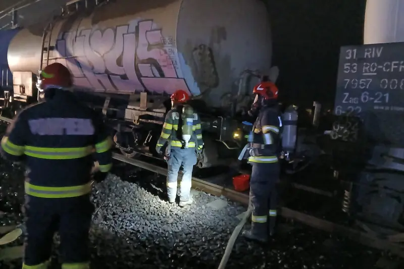 Pericol de explozie într-o gară din județul Mureș. Scurgeri de combustibil dintr-un vagon cisternă CFR Marfă