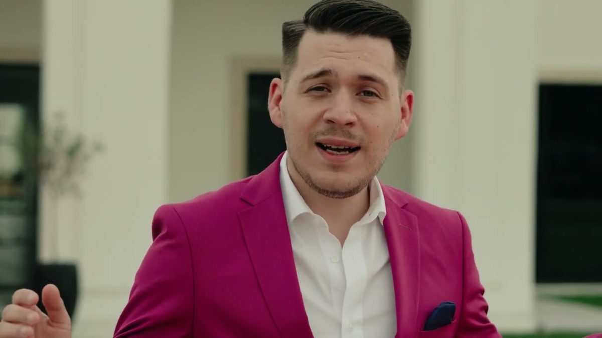 Cântărețul care a cucerit YouTube-ul din România trăiește o iubire de invidiat. Are o soție frumoasă-foc și o fetiță care îi calcă pe urme