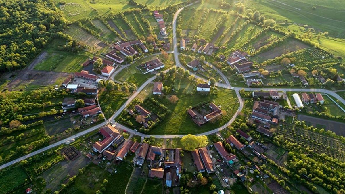 Singurul sat rotund din România! Iată cum arată drumurile și casele unice în țară