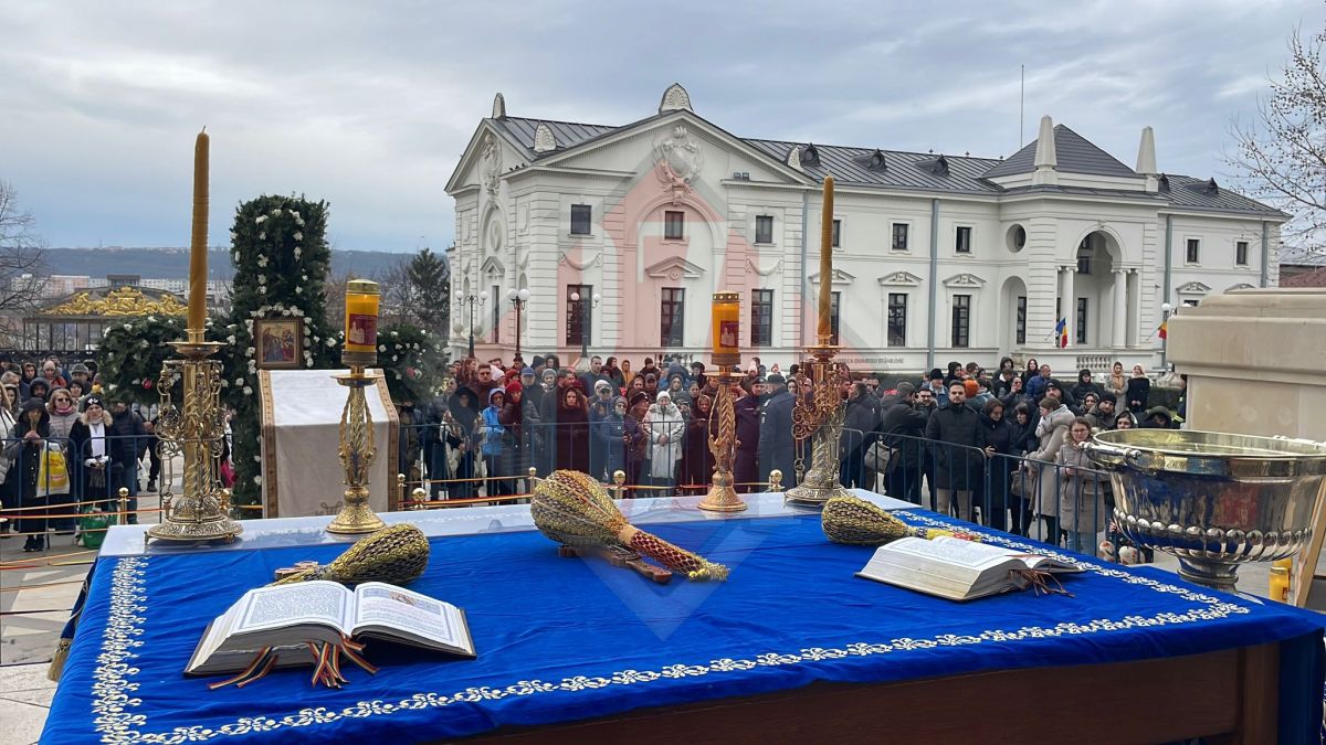 Mii de credincioși s-au adunat la Catedrala Mitropolitană din Iași pentru a participa la slujba de Bobotează – LIVE VIDEO, UPDATE