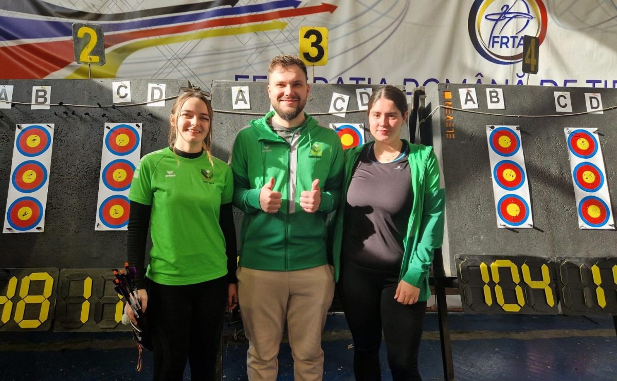 Studenţi ai Universităţii de Ştiinţele Vieţii „Ion Ionescu de la Iaşi”, pe podim la tir cu arcul