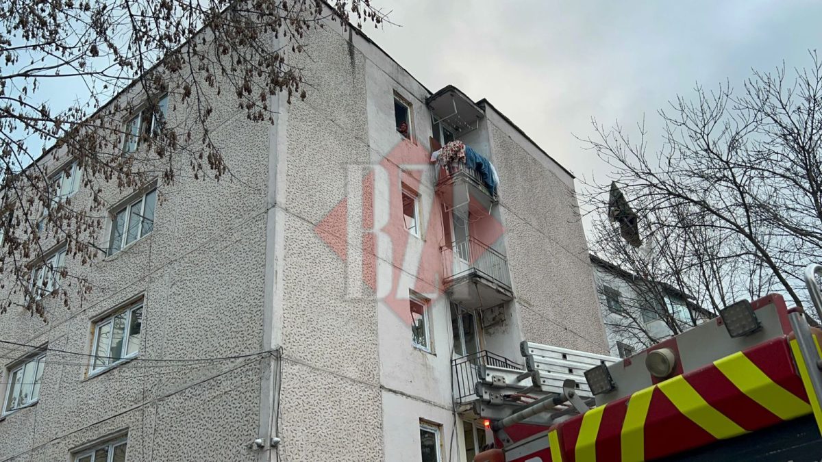Tentativă de sinucidere la Iași: O femeie de 60 de ani amenință că se aruncă de la etajul 4 – UPDATE