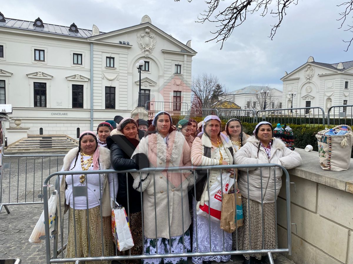 Rromii de la Zanea, de la prima oră la rând pentru a lua Agheasma de Bobotează: „Aşa e tradiţia la noi!”