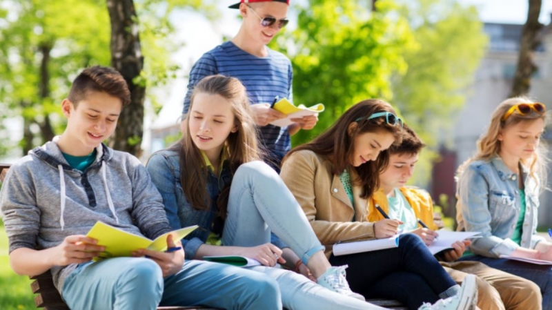 „Tinerețe furată”: Un nou studiu dezvăluie presiunile care afectează tot mai mulți tineri