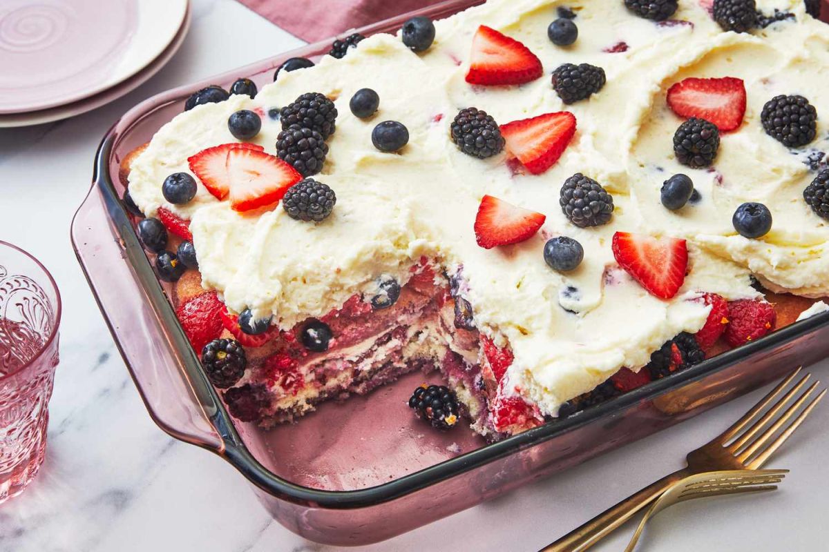 Tiramisu cu fructe de pădure. Un desert cu care să impresionezi