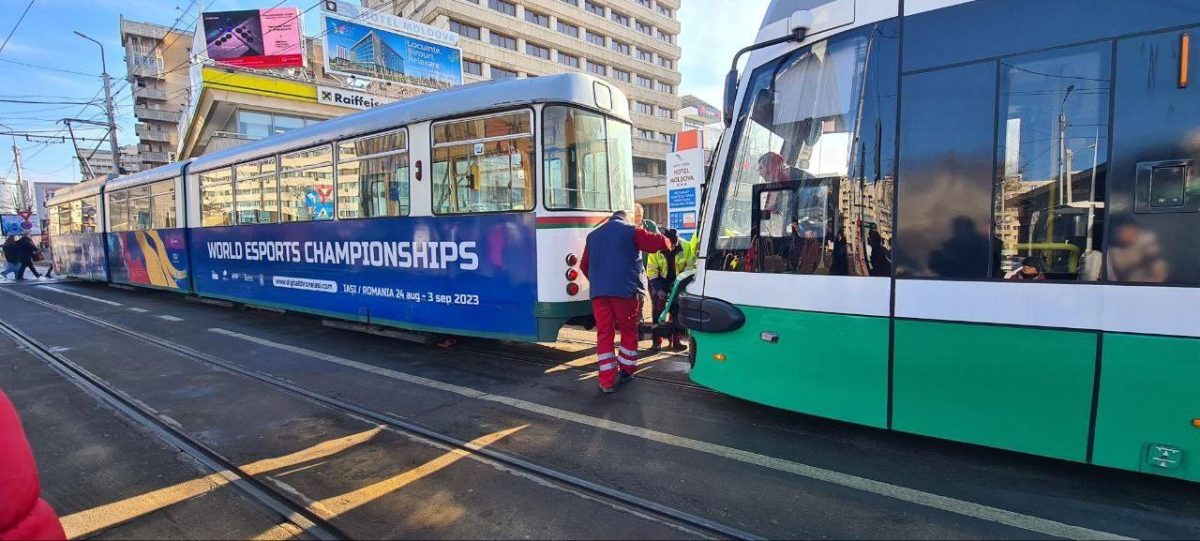 Incident la Palatul Culturii din Iași! Un tramvai defect se deplasa spre înapoi
