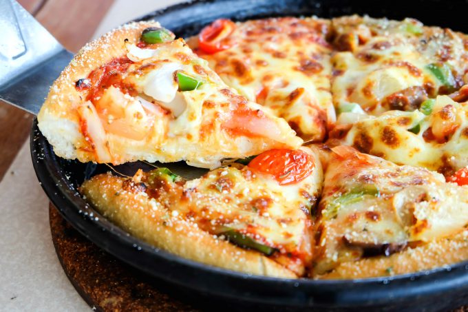 Iată cum să faci o rețetă simplă de pizza. Sfaturi de preparare