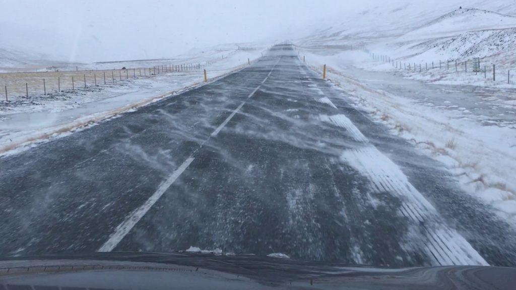 Weekend cu frig și viscol: Scăderi semnificative de temperatură și cod galben de vânt puternic