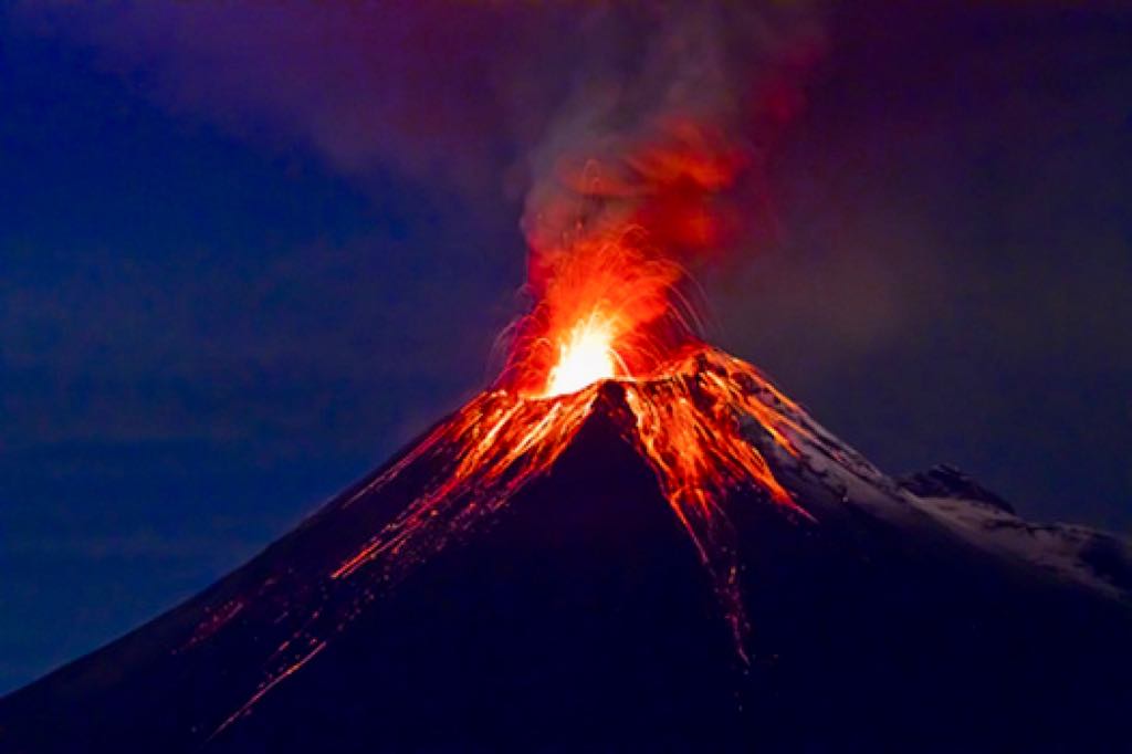 Erupție puternică a vulcanului! Alertă aviatică și pericole iminente pentru locuitori și turiști