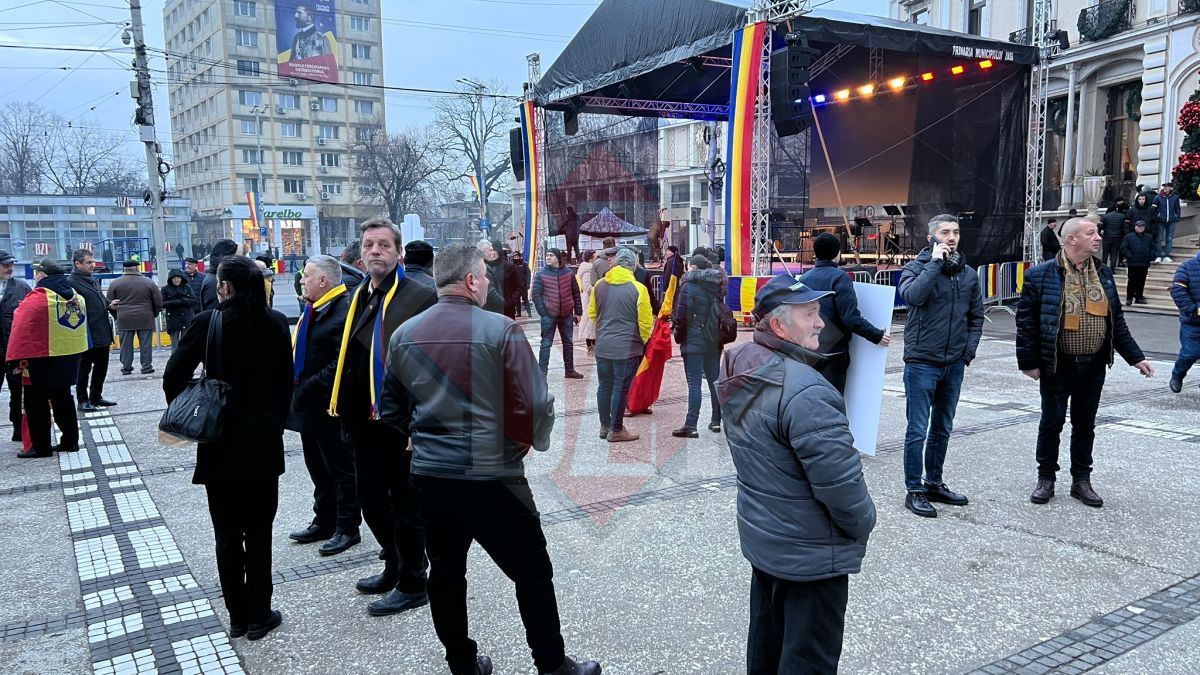 Ieşenii au început să se adune în Piața Unirii! Atenție, centrul Iașului este blocat: polițiștii au restricționat accesul