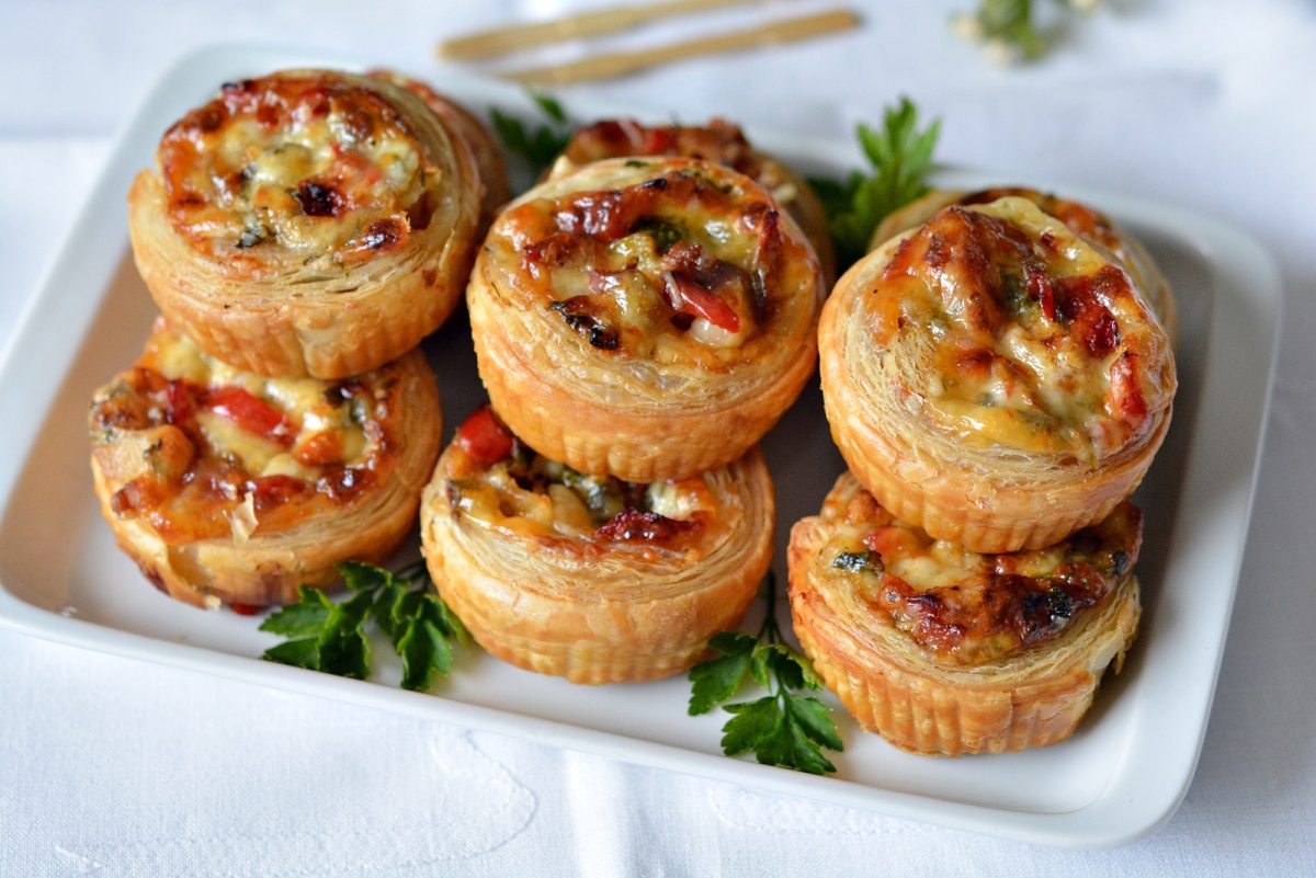 Aperitiv din foietaj, rapid și delicios! O rețetă mai simplă ca aceasta nici nu poate fi!