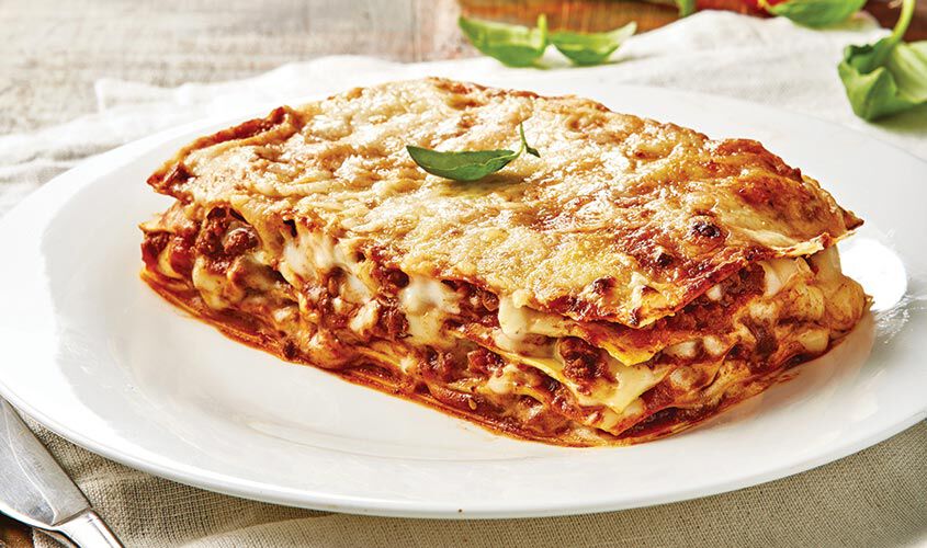 Rețeta pentru lasagna cu carne tocată și sos bechamel! Este pur și simplu delicioasă!