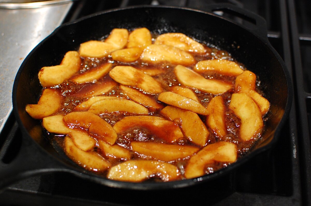 Mere caramelizate la tigaie. O rețetă foarte simplă care te va cuceri!