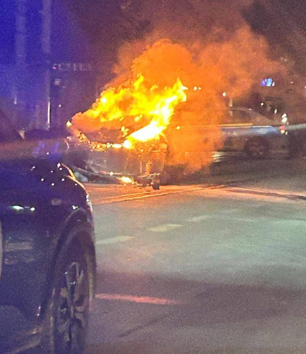 Accident rutier violent azi noapte în zona Metalurgie. Două autoturisme s-au izbit, iar unul dintre ele s-a aprins ca o torță – FOTO – VIDEO – UPDATE