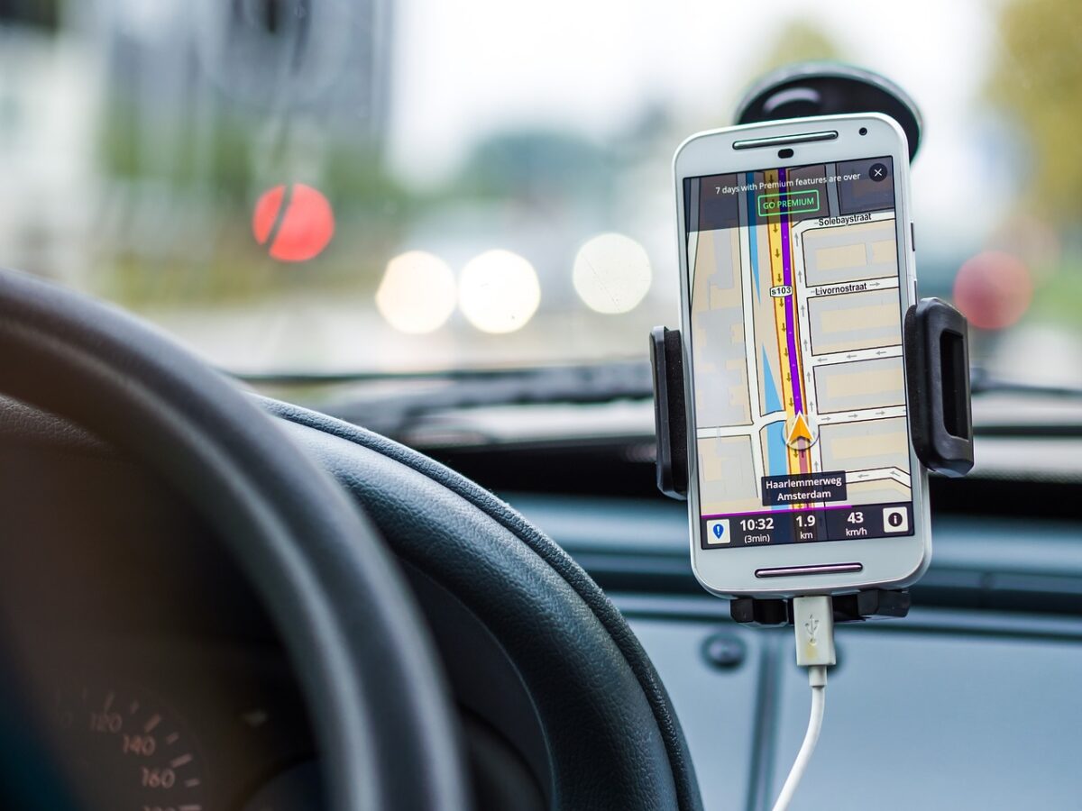 Aplicația Waze te poate scăpa de problemele din trafic. Funcțiile care depistează radarele și blocajele