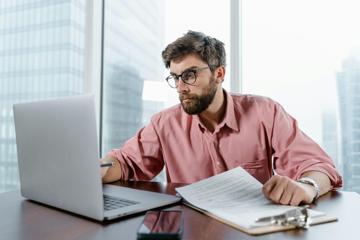 Ce rol joacă un cont bancar în eficientizarea cheltuielilor și economiilor personale și profesionale?