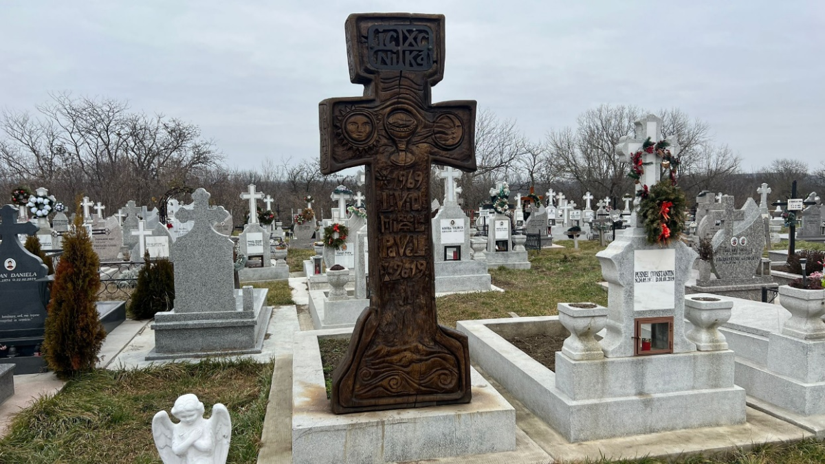 Acesta este, probabil, cel mai special monument funerar din întreg Cimitirul „Sf. Petru și Pavel” din Iași. Sculptura dintr-o singură bucată de lemn ascunde simboluri care atrag toate privirile