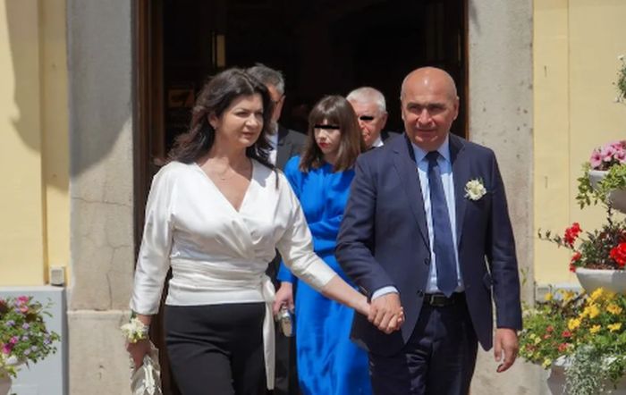 Cine este și cum arată iubita lui Ilie Bolojan: Ce salariu are președintele interimar al României