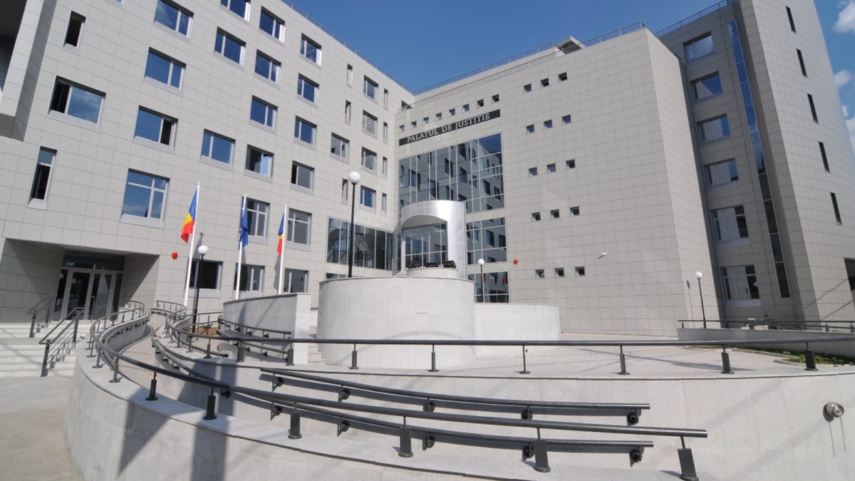 Un tânăr a fost prins cu canabis, după ce a încercat să fure dintr-un supermarket: „După o percheziție corporală, s-au găsit 3,5 grame de droguri de mare risc asupra sa”