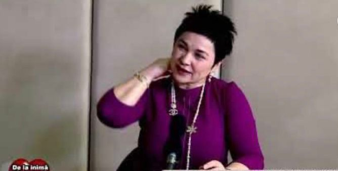 Doamna doctor dermatolog are mâncărimi pi spate! Oare are scabie?