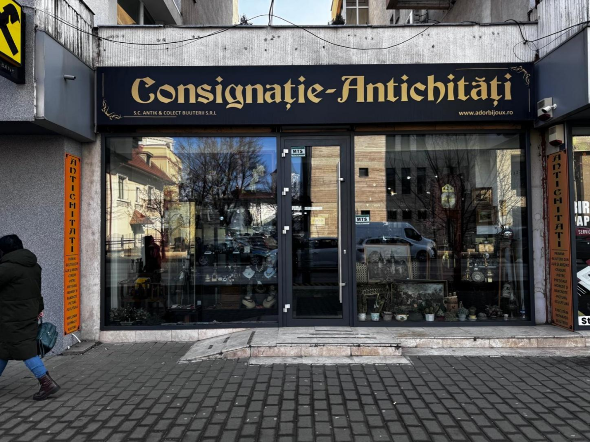 A primit o monedă în dar, în urmă cu 55 de ani, iar de atunci, viața i s-a schimbat. Acum deține unul dintre cele mai mari magazine de antichități din Iași: „Toate obiectele sunt unicate”