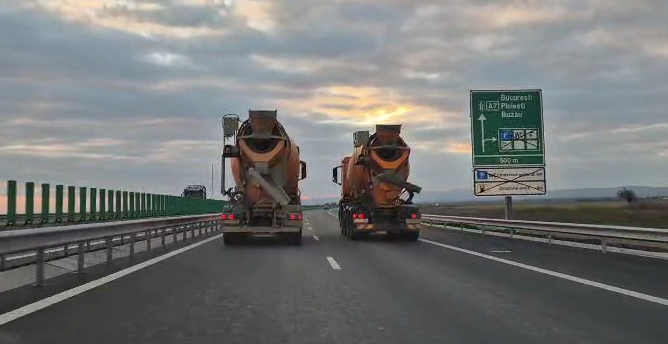 Un șofer de la UMB a făcut ”liniuțe” pe Autostrada A7 spre disperarea șoferilor! A rămas fără permis