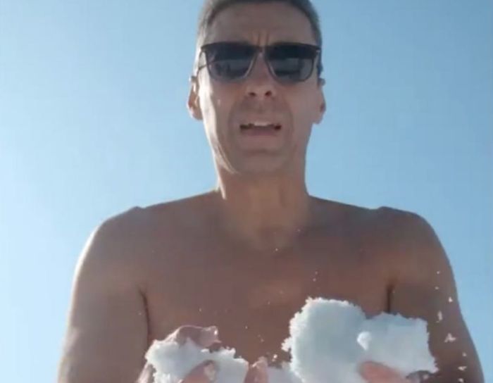 Mircea Badea, dezbrăcat în zăpadă, după modelul Cristela Gerogescu! „Uitați aici zăpadă artificială!“ – VIDEO