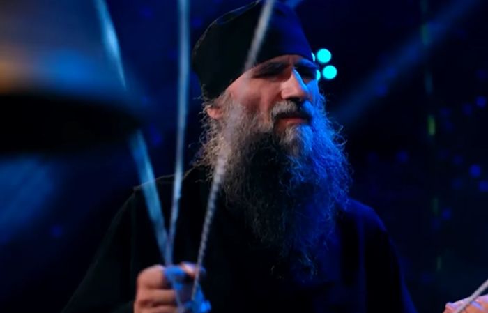 Părintele Lavrentie i-a uimit pe jurații de la „Românii au talent“! Călugărul care a învins moartea a cântat la clopote folosindu-se de o manieră unică