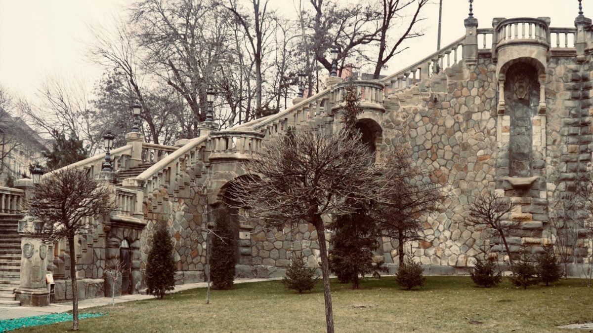 Râpa Galbenă din Iași, atracție pentru turiști, dar și pentru localnici! Istorie, legende și misterul zidului necunoscut