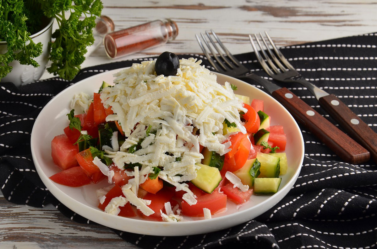 Rețeta de salată bulgărească clasică – Un preparat foarte simplu, fresh și gustos!