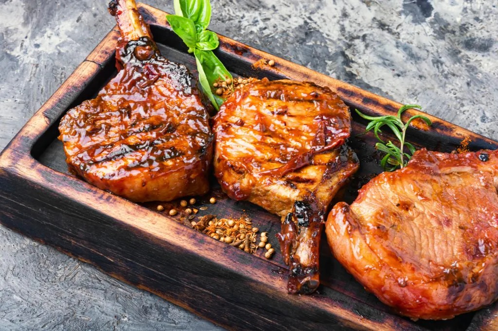 Tomahawk de porc la cuptor. Rețeta care îți garantează o friptură suculentă!