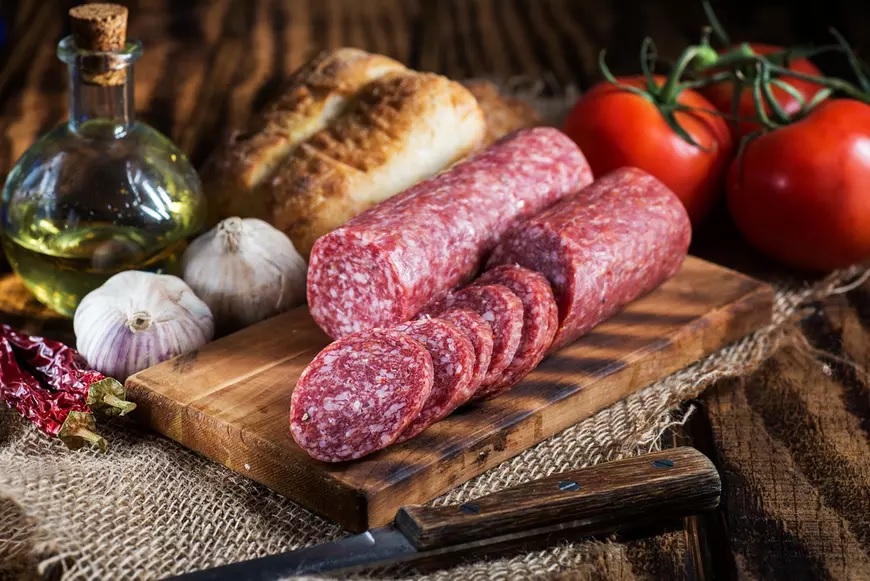 Rețeta pentru salam de porc de casă. Un gust autentic fără aditivi!