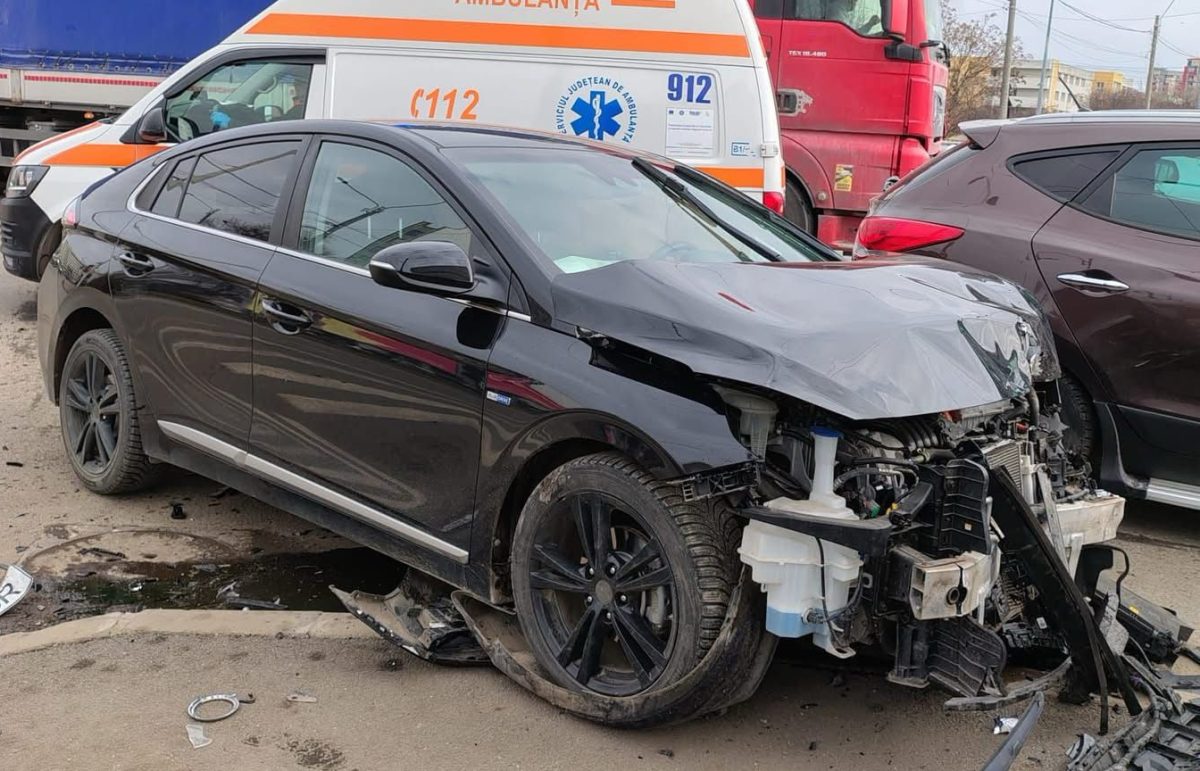 Accident rutier în Tudor Vladimirescu. Două autoturisme au fost serios avariate