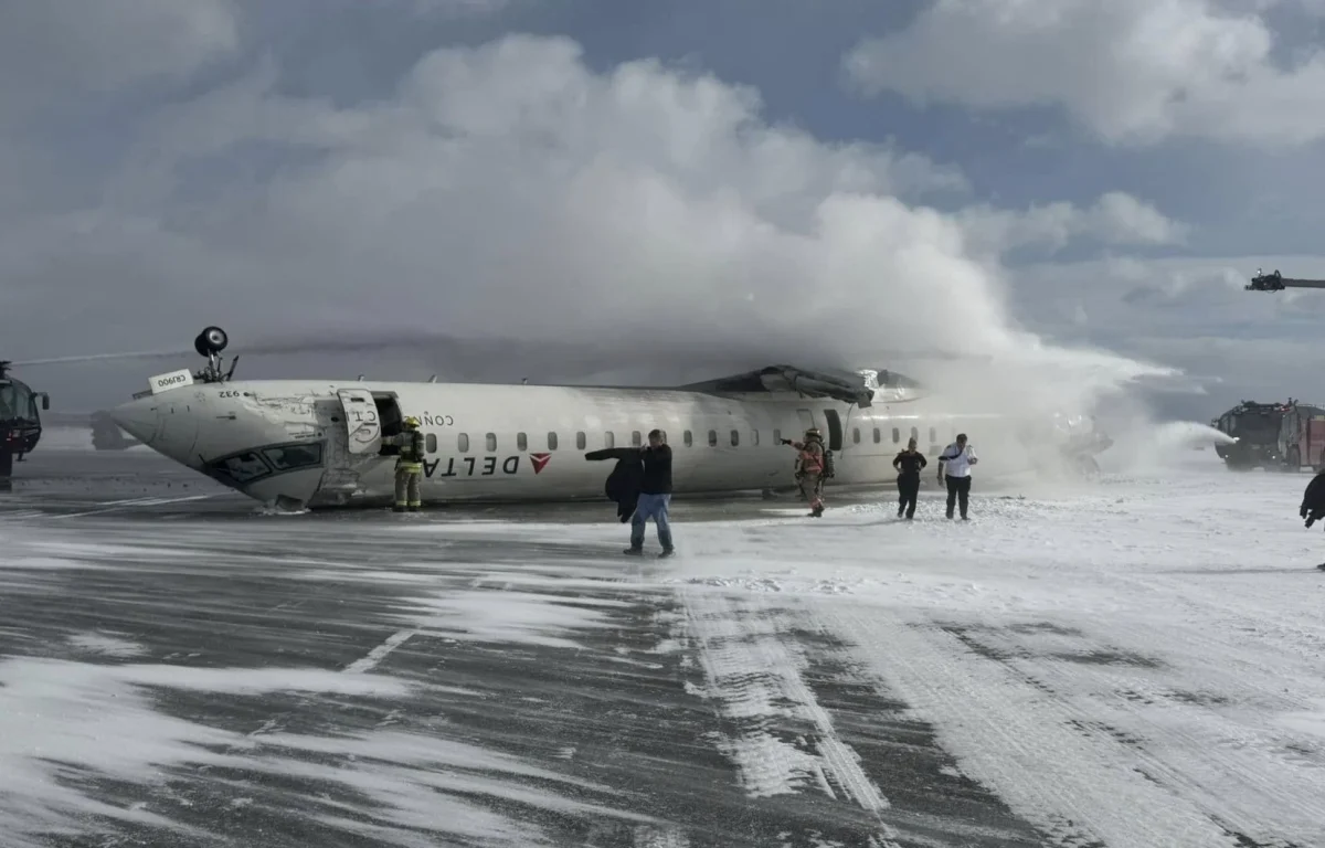 Momentul accidentului aviatic din Toronto, surprins de camere. Iată cum s-a răsturnat avionul de linie în care se aflau 80 de persoane