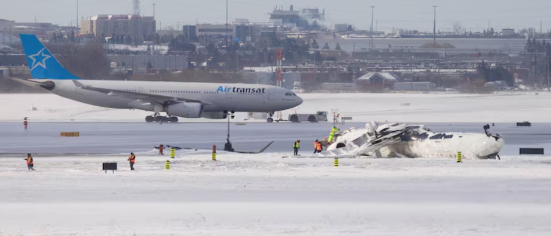Anchetatorii canadieni investighează cauzele accidentului aviatic din Toronto! Cum a fost posibil ca oamenii să supraviețuiască după ce avionul s-a răsturnat