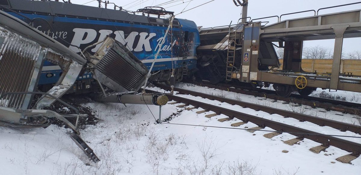 Accident feroviar devastator: O persoană a murit după ce un tren a deraiat și s-a ciocnit cu un alt marfar