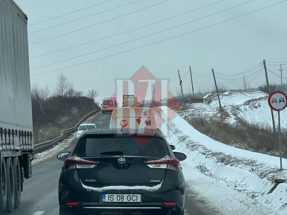Accident rutier la Grajduri! Două mașini sunt implicate. Trafic blocat