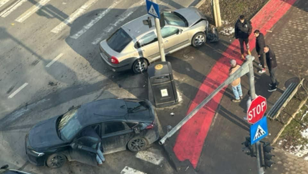 Accident rutier în CUG! Două mașini au intrat în coliziune