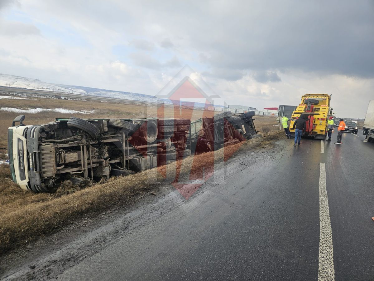Accident rutier în Lețcani! Un camion cu deșeuri s-a răsturnat în șanț