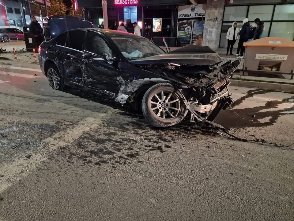 Accident grav azi noapte în Păcurări. Două BMW-uri s-au făcut praf în intersecția de la Moara de Foc – UPDATE