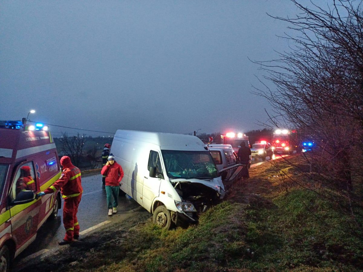 Accident rutier în Podu Iloaiei. Două autoturisme au intrat în coliziune