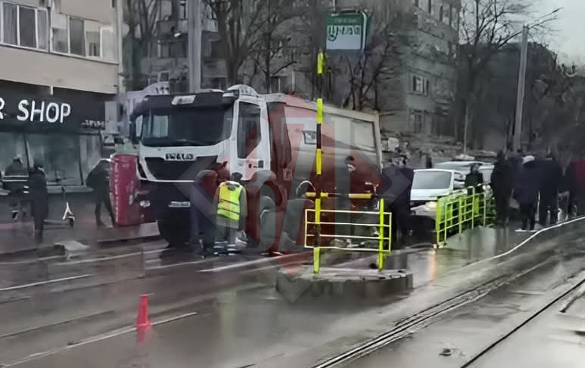 Accident rutier în Podu Roș! Un pieton a fost lovit de o basculantă