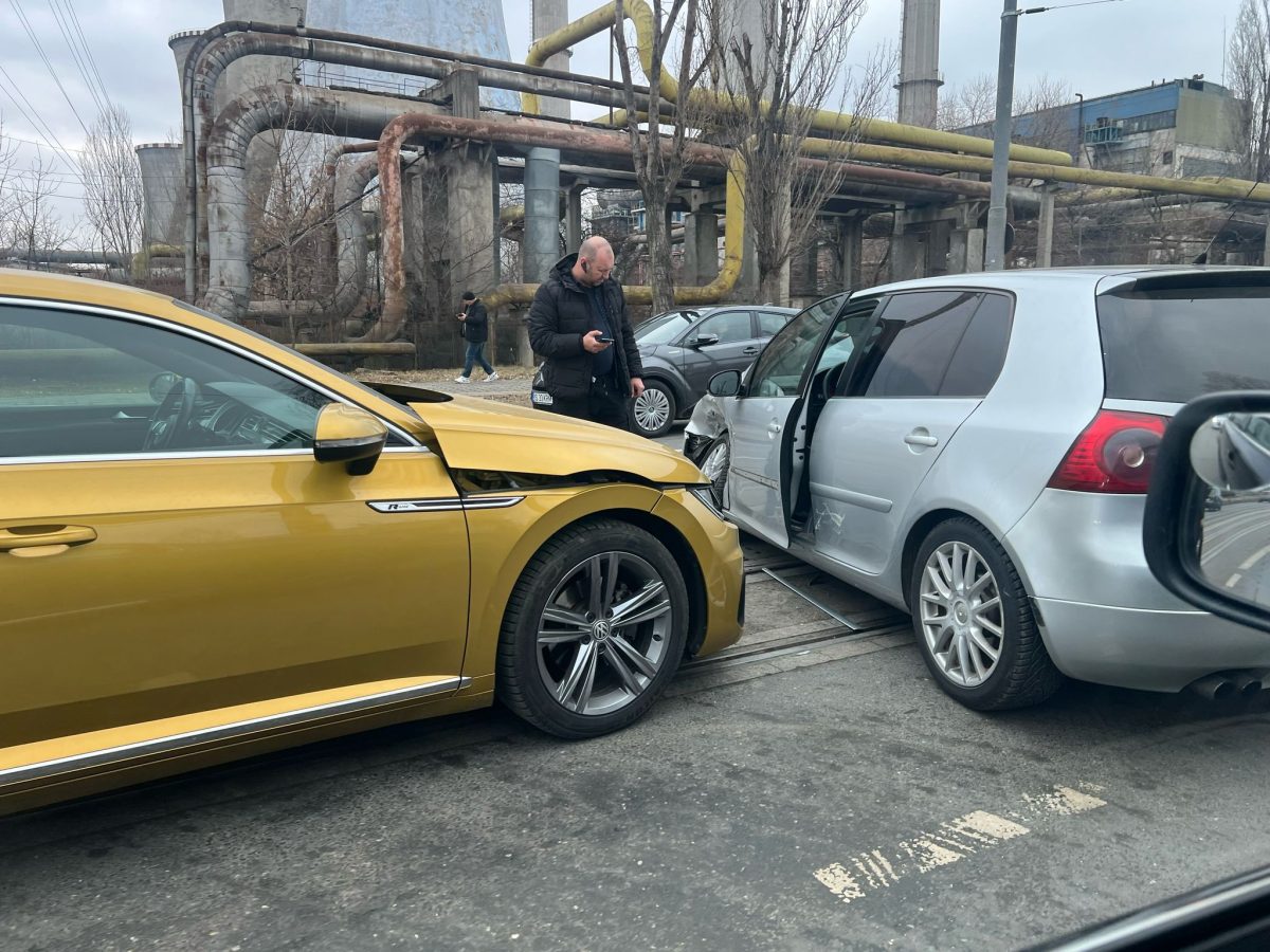 Accident rutier în Tudor Vladimirescu! Coliziune între două autoturisme