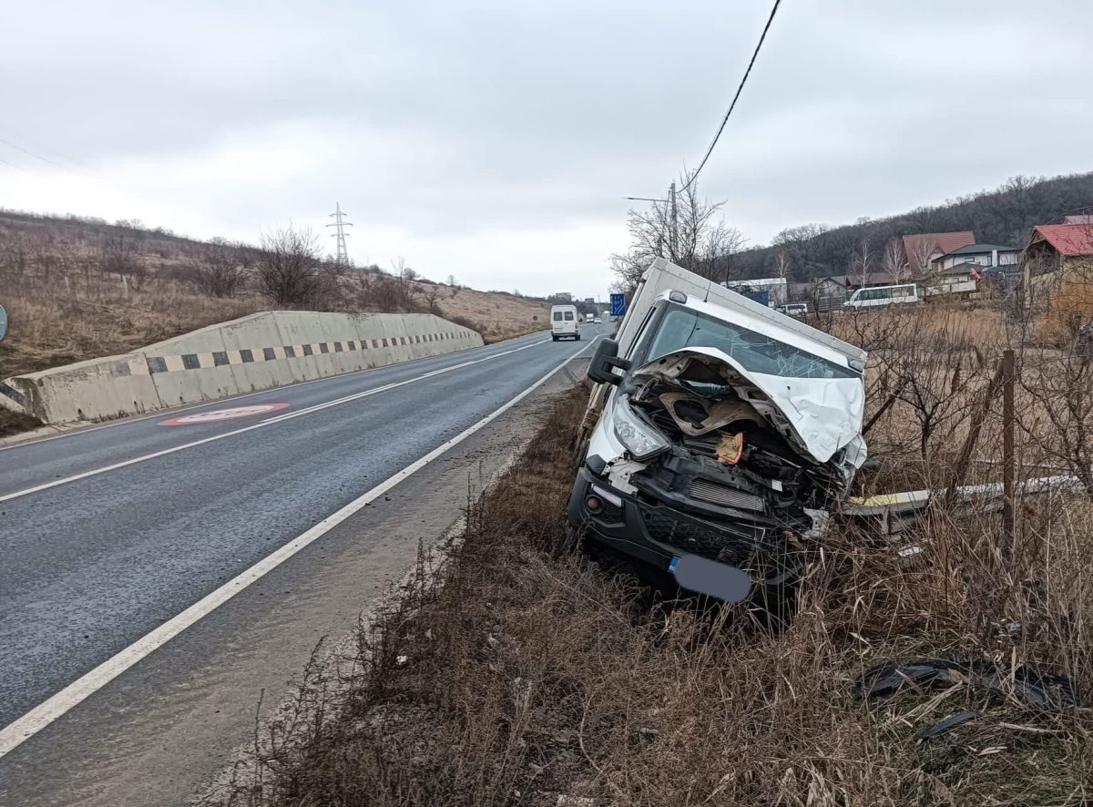 Accident rutier pe Centura Iașului! O autoutilitară a intrat într-un stâlp