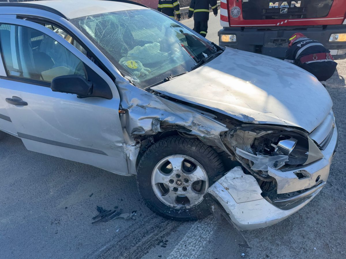 Accident rutier în comuna Deleni, județul Iași. Două mașini au fost implicate
